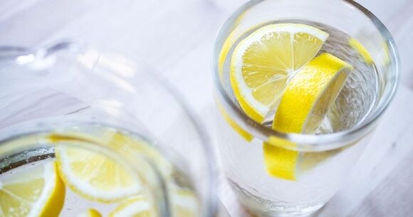 إن إضافة عصير الليمون إلى الماء سيجعل من السهل اتباع نظام غذائي يعتمد على الماء. 
