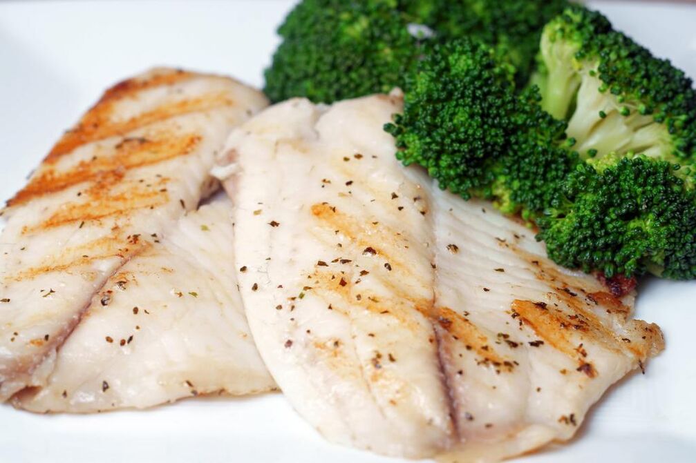السمك المشوي أو المسلوق هو طبق شهي في قائمة الطعام لأسامة حمدي