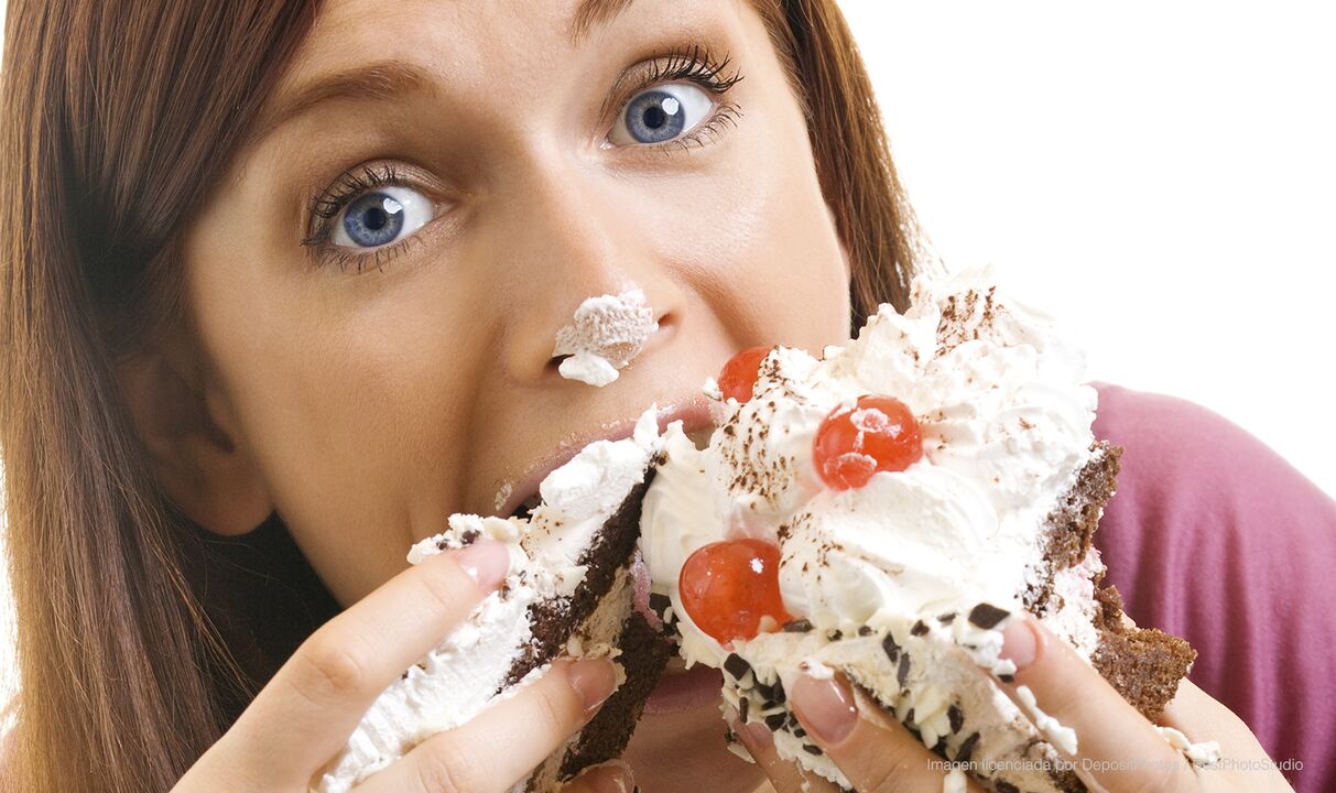 فتاة تأكل الكعك وتحسن طريقة إنقاص الوزن